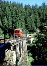 strecke-arosabahn-ch-a RhB EXTRA-GmP f�r GRAUB�NDEN TOURS 3658 von Arosa nach Chur am 31.08.1997 auf Frauentobel Viadukt mit Bernina-Triebwagen ABe 4/4I 32 - B 2247 - D� 4052I - Xk 9398 - Kkl 7052 - E 6623.

