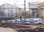 br-471 471 002 und 471 001 verl��t am 15.11.2005 den Bahnhof Praha Hlavni Nadrazi nach Beroun, die Z�ge fahren auf dieser Linie im 30- bzw. 60-Minuten-Takt. Au�er diesen beiden Doppelstock-Einheiten fahren auf dieser Linie Triebz�ge der BR 451.