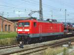 BR 112 112 163-1 vor einem Autozug.  ( Stralsund am 17.07.2004 )