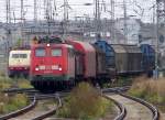 BR 140 mit Zugen 140 057-1 durchf�hrt mit einem G�terzug den Stralsunder Bahnhof. ( am 29.09.2005 )