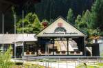 Oberweissbacher Berg- und Schwarzatalbahn Der Bahnhof Obstfelderschmiede im Sommer 2004. Von oben kommt gerade die Bahn auf der Rampe hinuntergefahren.