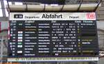 Zugzielanzeiger Am Morgen des 01.06.2005 bot die Anzeigetafel am S�dausgang des Hauptbahnhofes Frankfurt am Main diesen Anblick. Den meisten Fahrg�sten standen mindestens ebenso viele Fragezeichen im Gesicht, wie auf der Anzeige zu sehen sind. Die Palette der Reaktionen reichte von Belustigung �ber Erstaunen bis hin zu massiver Ver�rgerung unter Aussto� nicht druckreifer Fl�che und Verw�nschungen der DB. Den geneigten Betrachtern sei besonderes Augenmerk auf die teilweise abenteuerlichen Zugl�ufe empfohlen. Derartige Pannen geh�ren aber (im Interesse der Fahrg�ste hoffentlich) zuk�nftig definitiv der Vergangenheit an, da alle analogen Anzeigetafeln und Zugzielanzeiger im Frankfurter Hauptbahnhof ab Ende August abmontiert und durch neue digitale Anzeiger ersetzt wurden.