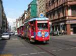 frankfurt-main Der Ebbelwei-Expre�, die Stra�enbahnlinie f�r Stadtrundfahrten und Sightseeing-Touristen in Frankfurt am Main, die aber auch f�r Gruppenfahrten angemietet werden kann, hier am 09.07.2005 in der M�nchener Stra�e mit dem K-Triebwagen 107 und den k-Beiwagen 1706 und 1712 kurz vor dem Hauptbahnhof. Diese Fahrzeuge waren als Z�ge mit einem oder zwei Beiwagen noch bis Ende der siebziger Jahre im t�glichen Liniendienst eingesetzt. Nach der Ausmusterung des Wagentyps K blieben drei komplette Z�ge mit jeweils zwei Beiwagen vom Schneidbrenner verschont und mutierten zum Ebbelwei-Expre�.

