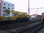 Gleisbaumaschinen und -krane Gleisbaukran der DB Netzinstandsetzung wartet das 363 666 ihn an den Lokschuppen schiebt .