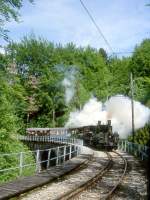 Blonay-Chamby BC Museumsbahn DAMPFZUG 5625 von Vevey nach Weiche Chaulin am 19.05.1997 auf Baye le Clarens - Viadukt mit Dampflok-Doppeltraktion exLEB G 3/3 5 - exBAM G 3/3 6 - exCEG C 23 - exMOB C4 45 - exBOB C4 44.
