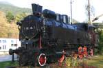 Semmeringlok 95.112 auf dem Denkmalsockel im Bahnhof Payerbach-Reichenau. (31.10.2005)  ...