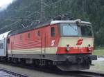 Eine der letzten 1044 im Schachbrettdesign vor einem Autoschleusenzug in ...