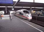 Eine 403 ICE verl�sst D�sseldorf Hbf im Sommer 2005 an ...