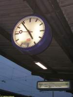 Bilderr�tsel: Welche der beiden Anzeigen am Bahnhof 
Frankfurt am Main-H�chst ...