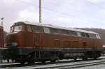 Die 216009 in Hagen-Eckesey wird von einer V100 zwecks Reparatur ...