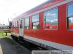 Steuerwagen Bauart Wittenberge Ein Steuerwagen des Typs Bybdzf. In der Spiegelung ist ein alleinstehender RE160 Waggon zu sehen. Fotografiert am 03.05.06 in Cottbus
