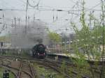 Einfahrt des Traditionszuges nach Wolsztyn am 29.4.2006 in Erkner. 52 ...