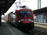 BR 182 182 001 mit einem Kontainerzug aus N�rnberg kommend bei der Durchfahrt durch Plattling HBF. 2.5.2006