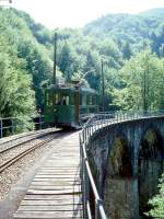 Blonay-Chamby BC Museumsbahn-Extrazug 5224 von Chaulin Weiche nach Ende Baye de Clarens-Viadukt am 19.05.1997 auf Baye de Clarens-Viadukt mit Triebwagen exSBB Ce 2/2 52.
