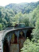 Blonay-Chamby BC Museumsbahn-Dampfzug 424 von Chaulin Weiche nach Ende Baye de Clarens-Viadukt am 19.05.1997 auf Baye de Clarens-Viadukt mit Dampflok exFP G 2/2 4 - exTN C4 121.
