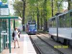 potsdam Combino 401 auf der Linie 90 Richtung Viereckremise bei der Einfahrt in die Haltestelle 'Sporthalle'