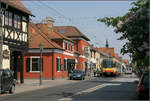 stadtbahn-karlsruhe-hier-nur-die-s-bahnen Die S-Bahnlinie S1/11 f�hrt in der engen Ortdurchfahrt in Linkenheim eingleisig in der Stra�e. Stadtausw�rts f�hrt sie denn Autos entgegen. 6.5.2006 (Matthias)