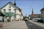 stadtbahn-karlsruhe-hier-nur-die-s-bahnen Die S-Bahnhaltestelle 'Linkenheim Rathaus' an der S1/11. Da die Gleichstrom-Stadtbahnwagen Einrichtungsfahrzeuge sind und deshalb nur auf einer Seite T�ren haben, braucht man Bahnsteige auf beiden Seiten des Gleises. 6.5.2006 (Matthias)