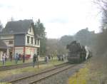 br-50-50-drg-dr-db-050-053-db Die ehemalige Langenschwalbacher Bahn von Wiesbaden Hauptbahnhof nach Limburg an der Lahn �ber Bad Schwalbach wurde im Jahre 1987 als technisches Denkmal unter den Schutz des Landes Hessen gestellt. Die im Sommer 1986 gegr�ndete Nassauische Touristikbahn betreibt seitdem auf dem Streckenabschnitt von Wiesbaden-Dotzheim nach Hohenstein einmal im Monat Museumsbetrieb. Am 17.04.2006 war 50 3576 der NTB am Endpunkt in Hohenstein (Nassau) angekommen und stand vor dem wundersch�n restaurierten ehemaligen Empfangsgeb�ude, �ber der Lok ist die Burg Hohenstein zu sehen. 