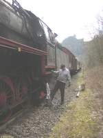 br-50-50-drg-dr-db-050-053-db Auch eine Dampflok mu� mal Wasser lassen: Das hatte am 17.04.2006 im Bahnhof Hohenstein allerdings einen besonderen Grund. Als ich auf der Heizerseite der Lok 50 3576 der NTB stand, wurden pl�tzlich irgendwelche Teile mit der Kohlenschaufel aus dem F�hrerstand bef�rdert und landeten dampfend im Gras in Blickrichtung rechts neben der Lok. Neugierig geworden, befragte ich den Lokf�hrer und erfuhr, da� es sich dabei um Teile des Feuerschirms handelte, die abgebrochen waren. Um diese abzul�schen, bef�llte der Heizer einen Eimer mit Wasser. 