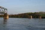 sonstiges Blick auf die zerlegte Eisenbahnbr�cke �ber die Donau in Krems.
Der mittlere Br�ckenpfeiler wurde bei der Kollision mit einem Schubschiff schwer besch�digt! (17.4.2006)