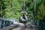 Blonay-Chamby BC Museumsbahn-Extrazug 92625 von Ende Baye de Clarens-Viadukt nach Weiche Chaulin am 19.05.1997 auf Baye de Clarens-Viadukt mit Traktor exVBZ Te 2/2 926.
