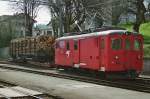 CJ 1000 mm De 4/4 402 beim Man�ver mit 2 Rollschemel im Bahnhof Tramelan am 02.05.2006