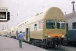 rostock 1990. Damaliger DR-Steuerwagen der Rostocker S-Bahn.
In K�rze, abfahrbereit nach Warnem�nde.