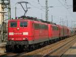 BR 151 151 157 mit einer abgeb�gelten Schwesterlok im Schlepptau mit einem gemischten G�terzug bei der Durchfahrt durch den Plattlinger HBF. 8.5.2006