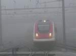 SBB ICN kommt aus der nebelwand am 14.12.02 in St.Gallen ...