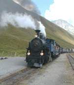 Furka/Schweiz: DFB Dampfzug am 15.08.00 bei der Einfahrt Station Furka ...