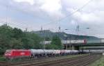 Ein langer Kesselwagenzug unterquert ...  Armin Krischok 02.06.2006