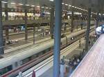 berlin-hauptbahnhof-lehrter-bahnhof Berlin Hauptbahnhof - ein Bild aus der Mitte auf die untere Ebene. Pulsierendes Leben im erstarrten Zustand. Zu sehen sind Mittelwagen des ICE-T