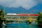 strecke-oberland-ch-di RhB REGIONALZUG 245 von Chur nach Disentis am 24.10.1997 auf Rheinbr�cke bei Reichenau mit E-Lok Ge 4/4III 649 - B 2437 - B 2442 - B 2446 - A 1238 - D 4208 - Hinweis: gescanntes Dia.
