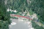 strecke-oberland-ch-di RhB REGIONALZUG 245 von Chur nach Disentis am 23.08.2000 bei Hochwassermarke zwischen Reichenau und Trin mit E-Lok Ge 4/4III 650 - A - 3xB - D. Hinweis: Teleaufnahme, gescanntes Dia.
