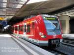 S-Bahn Berlin Ein Zug der geborgten 423er f�r die Fu�ball-WM-S21 zwischen Berlin S�dkreuz u. Gesundbrunnen. Sp�ter, wenn der Bf Flughafen Sch�nefeld an diese Strecke angeschlossen ist, wird wieder eine S21 verkehren - mit Berliner S-Bahn-Wagen. Bf Berlin S�dkreuz, 10.06.06