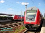 doppelstock-steuerwagen-3-gattung RE38318 (Falkenberg/E. - Stralsund) mit einem 766.1 Steuerwagen am Schlu� im Bf Luckenwalde (bei J�terbog) am 10.06.06. Gegen�ber f�hrt gerade der Gegenzug ein.