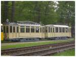 frankfurt-main Da die f�r die Veranstaltung im Verkehrsmuseum Schwanheim am 03.05.2006 herausgezogenen Z�ge erst am Abend des folgenden Tages
wieder in die Halle geschoben wurden, bestand am 04.05.2006 die Gelegenheit zu dieser Aufnahme des F-Triebwagens 411 und des f-Beiwagens 1508 (beide Baujahr 1925), die noch an den O-Triebwagen 111 (ex 902) gekuppelt vor der Halle Ost des Museums standen.