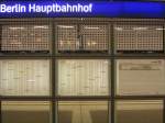 bahnschilder-werbeplakate-und-ahnliches Eine Info-Wand mit den Ankuftszeiten und Wagenstandsanzeiger von Gleis 7.