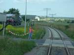 KEG Karsdorfer Eisenbahngesellschaft Handbediente Schranke an der Burgenlandbahn zwischen Naumburg und Artern. (24.06.2002)