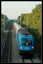 br-1016 1016 023 im Kyotodesign mit einem Durchbinder Richtung Wr. Neustadt unterwegs, bei der Durchfahrt in Gumpoldskirchen am 11.6.2006.