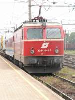 br-1044 Rollende Landstra�e mit 1044 040-2 bei der Durchfahrt in Wien H�tteldorf Richtung St. P�lten, 4.6.2006