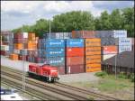 BR 294 Mannheim Handelshafen am 24.05.2006. Die BR 294 wirkt klein im Vergleich zu den gro�en Container-Stapeln. Die Aufnahme erfolgte von der Kurt-Schumacher-Br�cke aus.