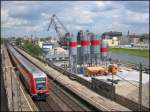 doppelstock-steuerwagen-2-gattung Am Haltepunkt Mannheim-Handelshafen h�lt ein Regionalzug, mit dem Steuerwagen voran. Die Aufnahme wurde am 24.05.2006 von der Kurt-Schuhmacher-Br�cke aus gemacht.