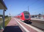 doppelstock-steuerwagen-3-gattung Bei diesem Wetter w�nscht sich wohl jeder Fahrgast solche Doppelstockwagen. Ein klimatisierter Doppelstockverband des RE 1 bei der Einfahrt von D�ren am 12.06.2006 bei 33 Grad.