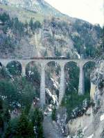 strecke-albulabahn-1-rei-fi RhB Dampf-GmP f�r Dampffreunde der Rh�tischen Bahn 3531 von Landquart nach Filisur am 23.04.1999 auf Landwasser-Viadukt zwischen Alvaneu und Filisur mit Dampflok G 2/4 1 - B� 2060 - D� 4052II - E 6604 - E 6605 - Kk 7046 - Hinweis: So verkehrte etwa vor 100 Jahren ein GmP, bevor die RhB die gro�en Dampfloks G 4/5 beschafften. Teleaufnahme, gescanntes DIa
