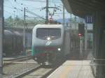 E412 003 mit Leerautotransportwagenzug bei der Duchfahrt im verqualmten Bhf. ...