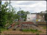 Ausrangierte Sitzb�nke standen am 04.06.2006 auf der Nordseite des Bahnhofes ...