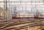 Doppeleinfahrt von zwei Personenz�gen mit Re 4/4 II im Z�rcher ...