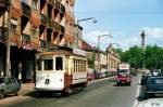 Strasenbahn Porto Tw 218 auf der Av. da Boavista (3. Mai 1988). Hinten links die Seitenwand der Wagenhalle des Depots Boavista. Die Gleise auf der Av. da Boavista lagen ein St�ck weit links und rechts am Stra�enrand, um dann in die Mittellage umzuschwenken.